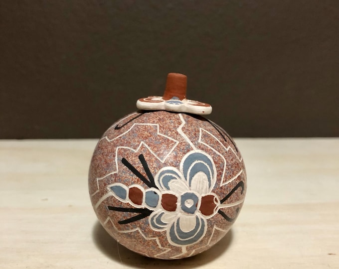 Mata Ortiz Ceramic Olla with Dragonfly Shaped Lid by Gabriela Corona (Chihuahua, Mexico)
