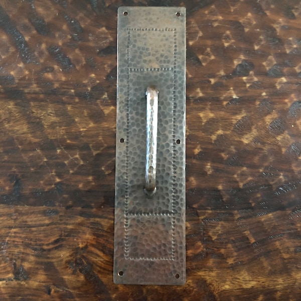 Piastra di trazione per porta in rame martellato con patina marrone (12" x 3")