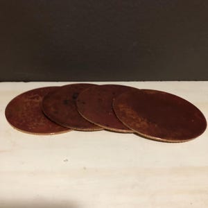 4er Set Untersetzer aus gehämmertem Kupfer mit feuerroter Patina und Korkboden