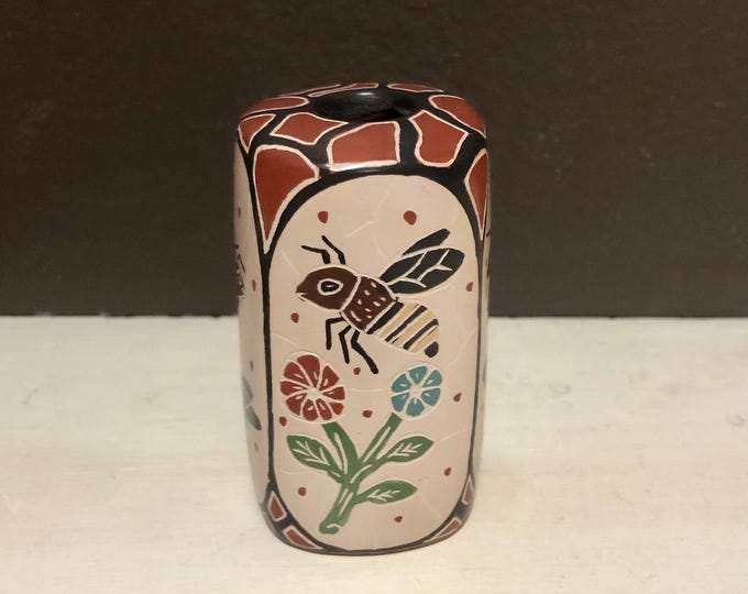 Mata Ortiz Ceramic Olla with Bees by Brenda Zubia H. (Chihuahua, Mexico)