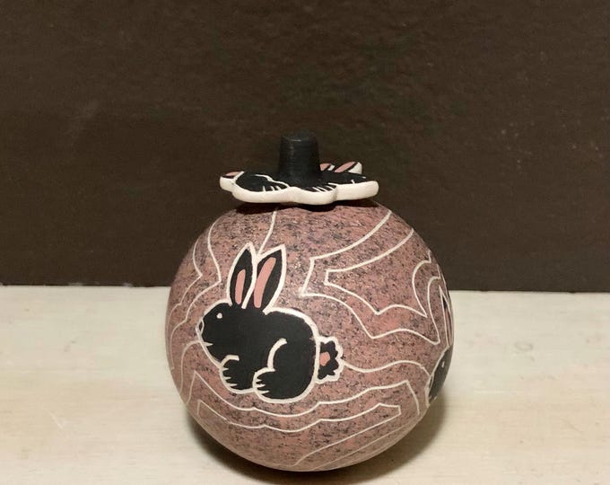 Mata Ortiz Ceramic Olla with Rabbit Shaped Lid by Gabriela Corona (Chihuahua, Mexico)