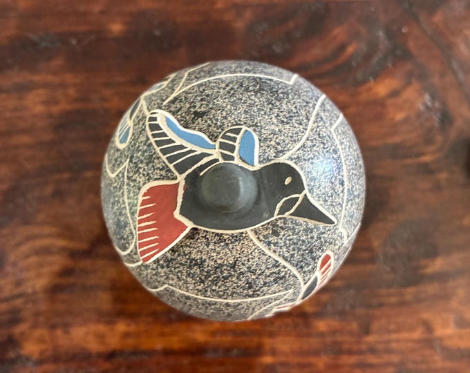 Mata Ortiz Ceramic Olla with Hummingbird Shaped Lid by Gabriela Corona (Chihuahua, Mexico)