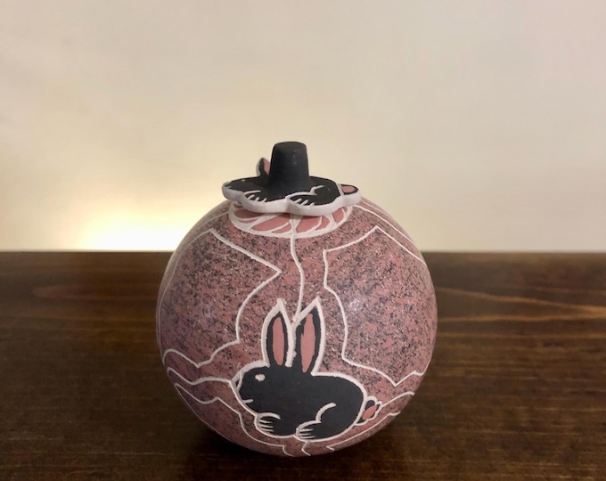 Mata Ortiz Ceramic Olla with Rabbit Shaped Lid by Gabriela Corona (Chihuahua, Mexico)
