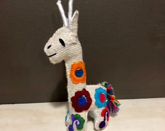 Girafa de pelúcia costurada à mão
