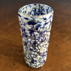 Handgeblazen shotglas met blauw en wit confetti-ontwerp (2,5 oz)