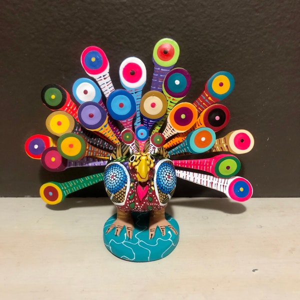 Paon Alebrije, sculpture sur bois artisanale réalisée par Zeny Fuentes et Reyna Piña d'Oaxaca, au Mexique.