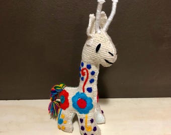 Girafa de pelúcia costurada à mão