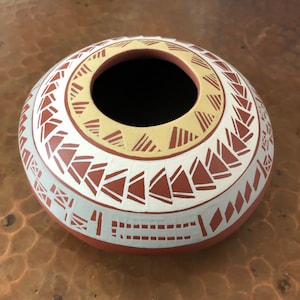 Mata Ortiz Olla by Lazaro Ozuna Silveira (Chihuahua, Mexico)