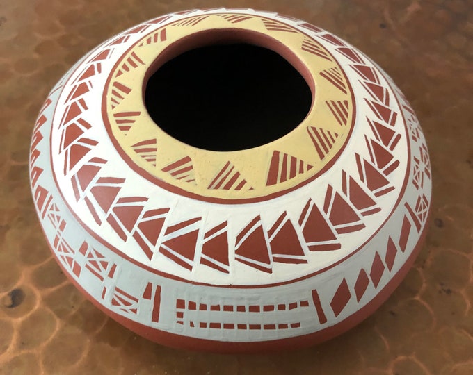 Mata Ortiz Olla by Lazaro Ozuna Silveira (Chihuahua, Mexico)