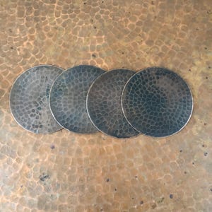 4er Set Untersetzer aus gehämmertem Kupfer mit brauner Patina und Korkboden