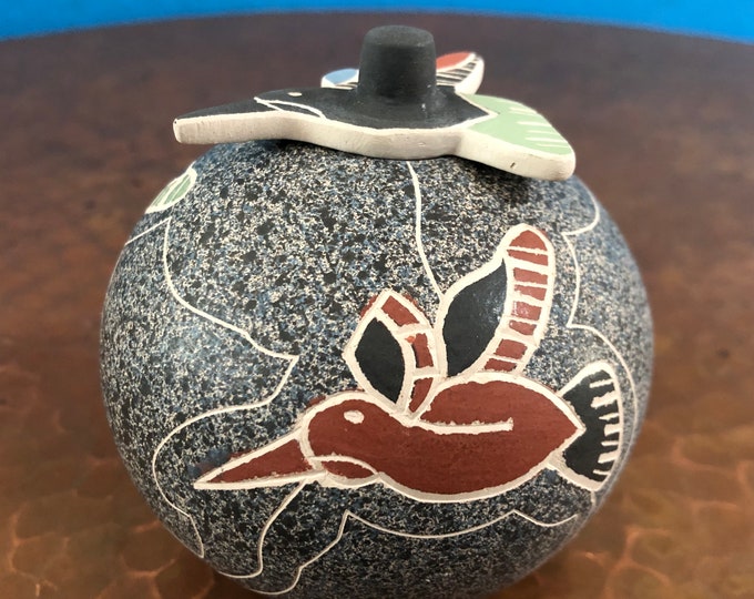 Mata Ortiz Ceramic Olla with Hummingbird Shaped Lid by Gabriela Corona (Chihuahua, Mexico)
