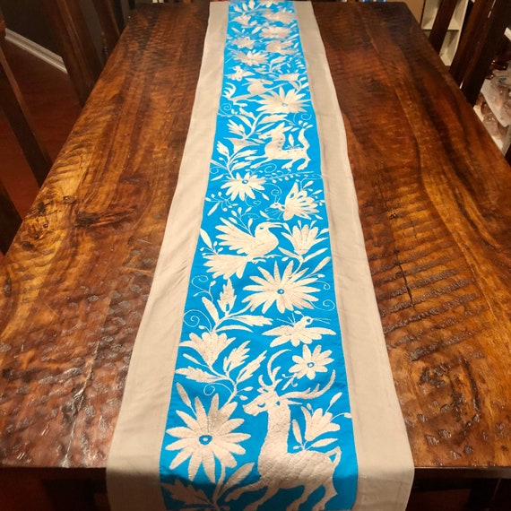 メキシコのオトミ族の手刺繍テーブルランナー：ブルー＆シルバーグレー 