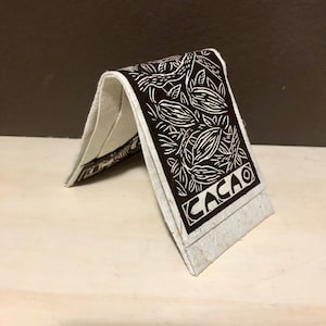 Handgefertigtes Paper Wallet mit Linoldruck auf Cornhusk Papier