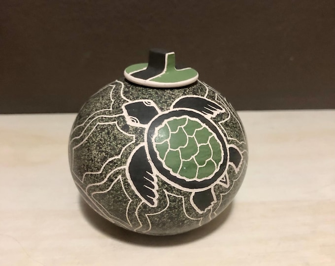 Mata Ortiz Ceramic Olla with Lid by Gabriela Corona (Chihuahua, Mexico)