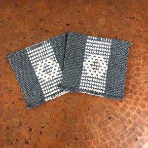 Posavasos de algodón zapoteco tejidos a mano (juego de dos) - Aprox. 4” x 4” - gris