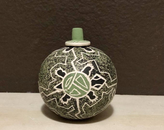 Mata Ortiz Ceramic Olla with Lid by Gabriela Corona (Chihuahua, Mexico)
