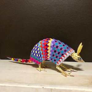 Alebrije Armadillo Wood Carving par Esperanza Martinez d'Oaxaca, au Mexique.