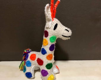 Girafa de pelúcia costurada à mão