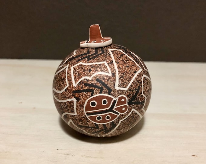 Mata Ortiz Ceramic Olla with Ladybug Shaped Lid by Gabriela Corona (Chihuahua, Mexico)