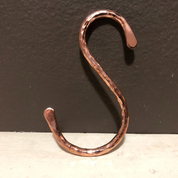 Gancho en forma de S de cobre hecho a mano para percheros o barras de cortina