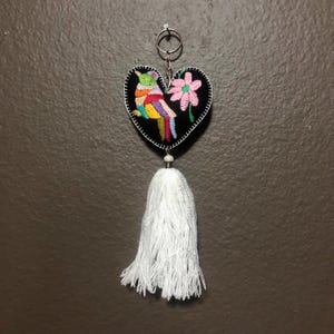 Handgeborduurd Otomi-hartornament uit Hidalgo, Mexico.