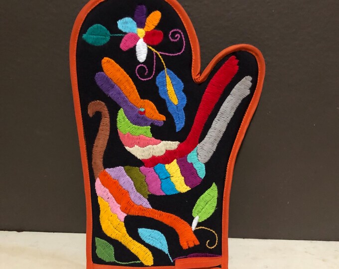 Hand Embroidered Otomi Oven Mitt / Pot Holder from Hidalgo, Mexico - Left-handed