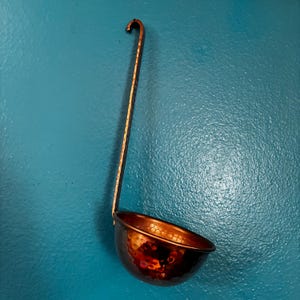 Puur gehamerde koperen pollepel van 8 oz afbeelding 2