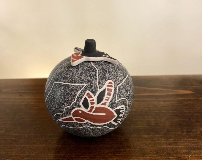Mata Ortiz Ceramic Olla with Hummingbird Shaped Lid by Gabriela Corona (Chihuahua, Mexico)