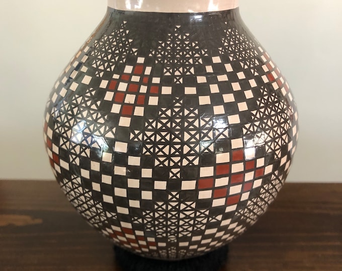 Mata Ortiz Olla by Sulma Orozco (Chihuahua, Mexico)