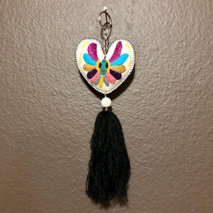 Handgeborduurd Otomi-hartornament uit Hidalgo, Mexico.