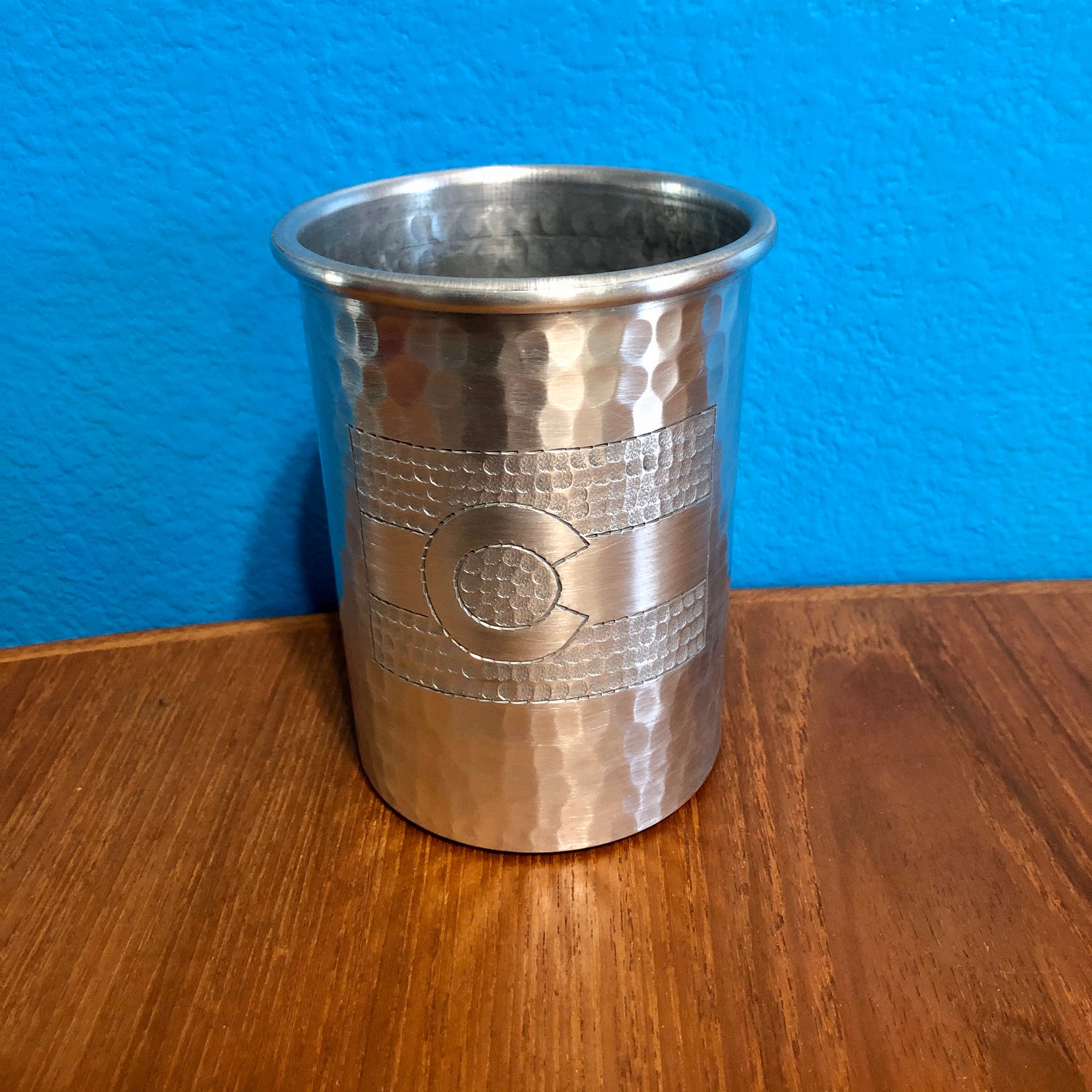 16oz Hammered Aluminum Tumbler with Colorado Flag hand engraving