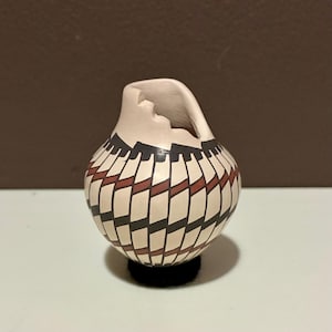 Mata Ortiz Ceramic Mini Seed Pot by Martha Hernandez (Chihuahua, Mexico)