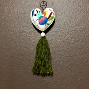 Handgeborduurd Otomi-hartornament uit Hidalgo, Mexico.