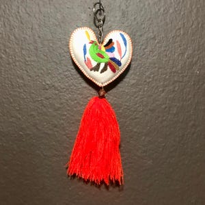 Handgeborduurd Otomi-hartornament uit Hidalgo, Mexico.
