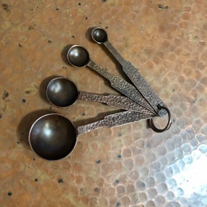 Set di cucchiai dosatori in rame puro incisi a mano - Patina marrone