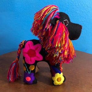 手作りの刺繍が施されたライオンのメキシコのぬいぐるみ。手作り