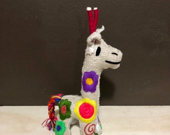 Girafa de pelúcia costurada à mão