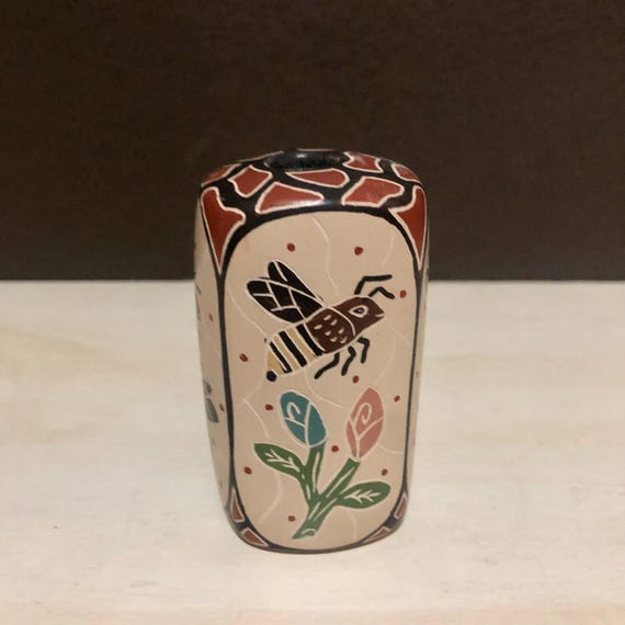 マタ・オルティスの陶器「ミツバチのオラ」、ブレンダ・ズビア・H.作