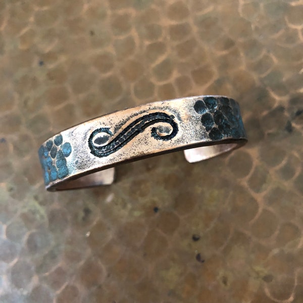 Bracciale in rame martellato a mano con patina turchese e ricciolo