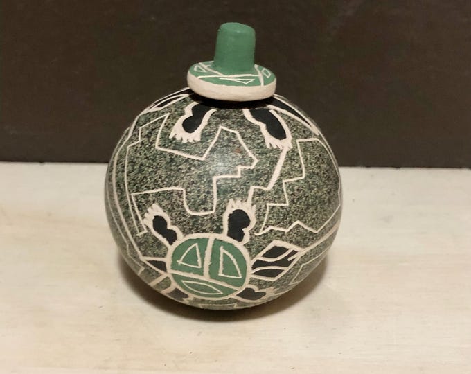 Mata Ortiz Ceramic Olla with Lid by Gabriela Corona (Chihuahua, Mexico)