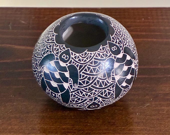 Mata Ortiz Ceramic Olla with Turtles by Alex Ortega and VIviana Silveira (Chihuahua, Mexico)