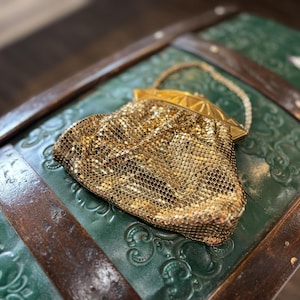 Vintage 1940s Gold Tone Whiting and Davis Metal Mesh coin purse bag