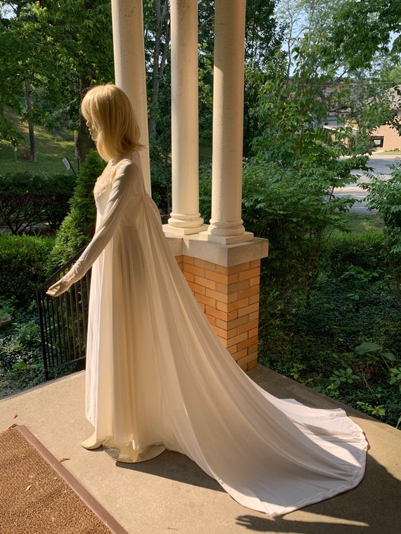 Bianchi Boutiques vintage winter wedding gown - image 3