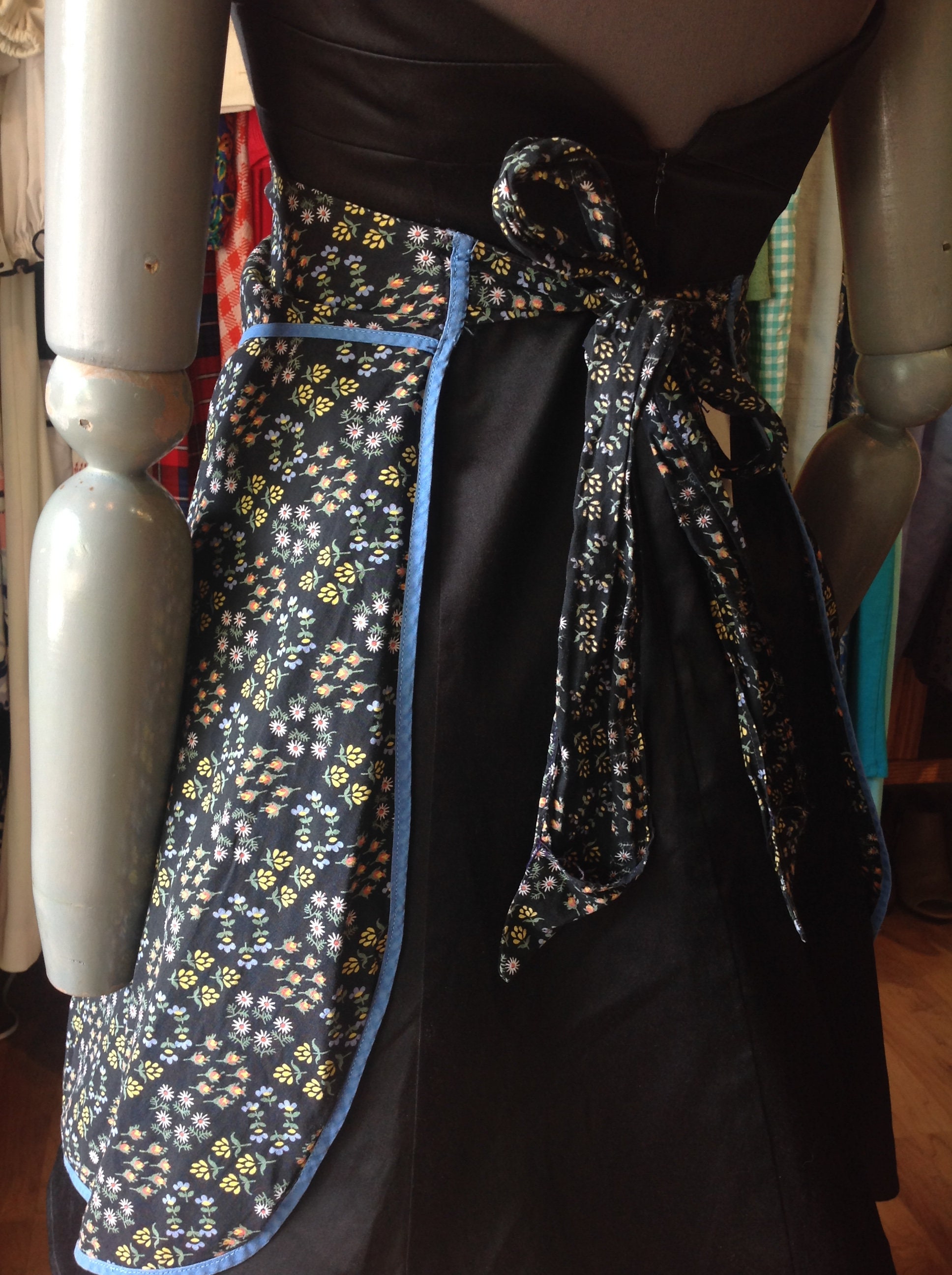 FLORAL APRON DRESS ブラック Bruna Blue/Black Floral Apron Dress l Dresses l Apparel