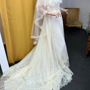 1970s lace wedding gown image 2