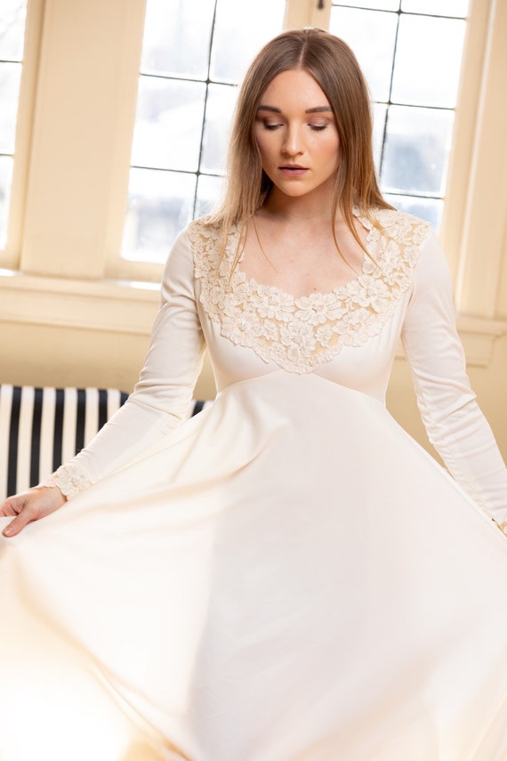 Bianchi Boutiques vintage winter wedding gown - image 2