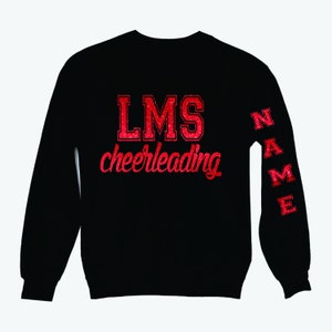 Puede incluir: Sudadera negra de manga larga con letras de purpurina roja que dicen "LMS cheerleading" en la parte delantera y "NAME" en la manga derecha.