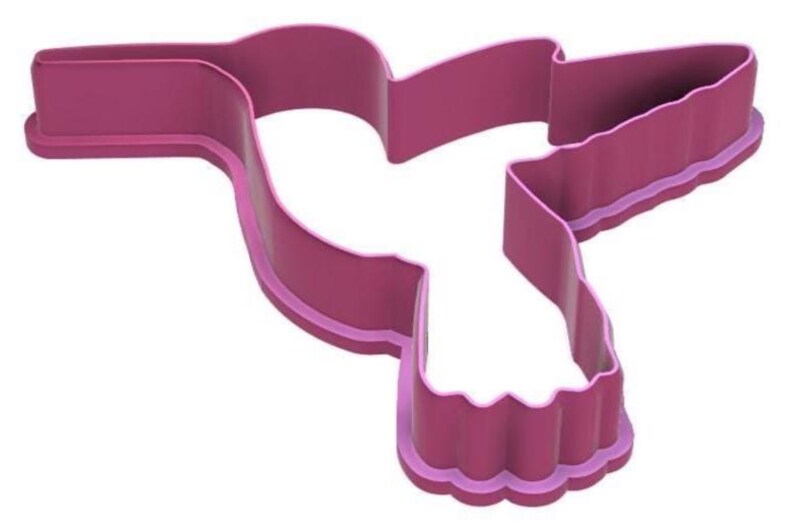 Puede incluir: Cortador de galletas con forma de colibr&iacute; de color magenta. El cortador de pl&aacute;stico presenta un contorno detallado de un colibr&iacute; en vuelo. Los bordes son lisos y el dise&ntilde;o es adecuado para hornear.