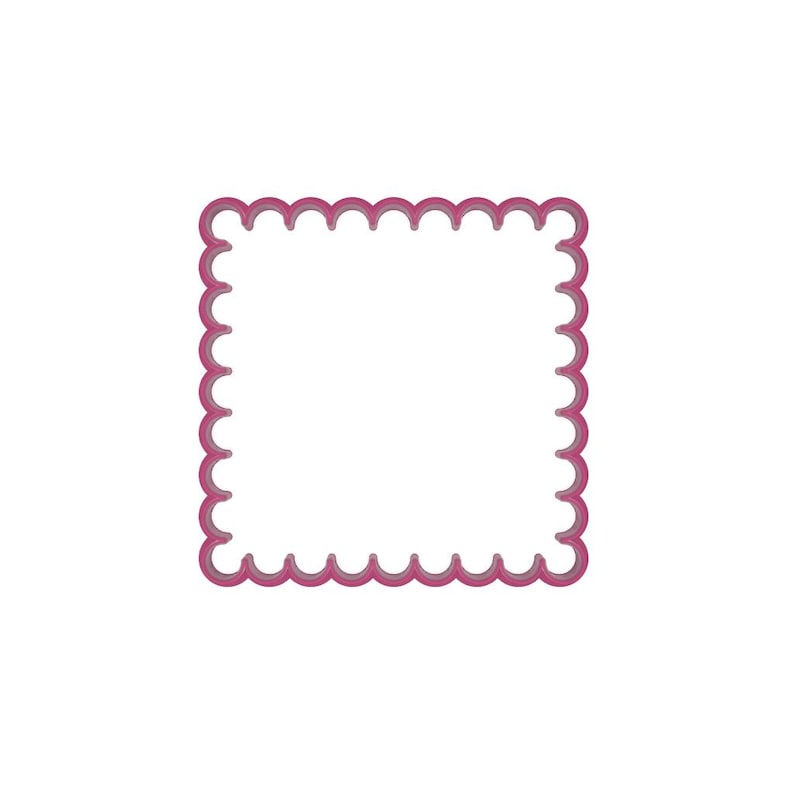 Puede incluir: Un cortador de galletas rosa, de forma cuadrada, con borde festoneado. El cortador est&aacute; hecho de un material s&oacute;lido y est&aacute; sobre un fondo blanco. El dise&ntilde;o es simple y limpio, perfecto para hornear.