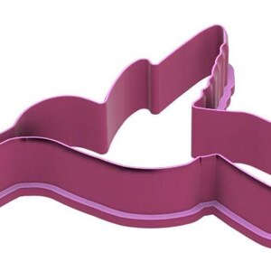 Puede incluir: Cortador de galletas con forma de colibr&iacute; de color magenta. El cortador es de pl&aacute;stico y tiene un contorno detallado de un colibr&iacute; en vuelo. El dise&ntilde;o incluye las alas, el pico y la cola del ave.